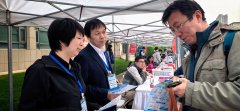 学团队取考生、家长面临面沟通 